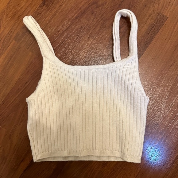 Aritzia Crop - Picture 4 of 8